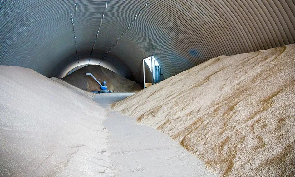 Разгрузка сыпучих материалов. Хранение сыпучих материалов. Бункер для зерна ac852982. Бункер загрузочный для сыпучих материалов 1,1 м3. Склад сыпучих материалов.