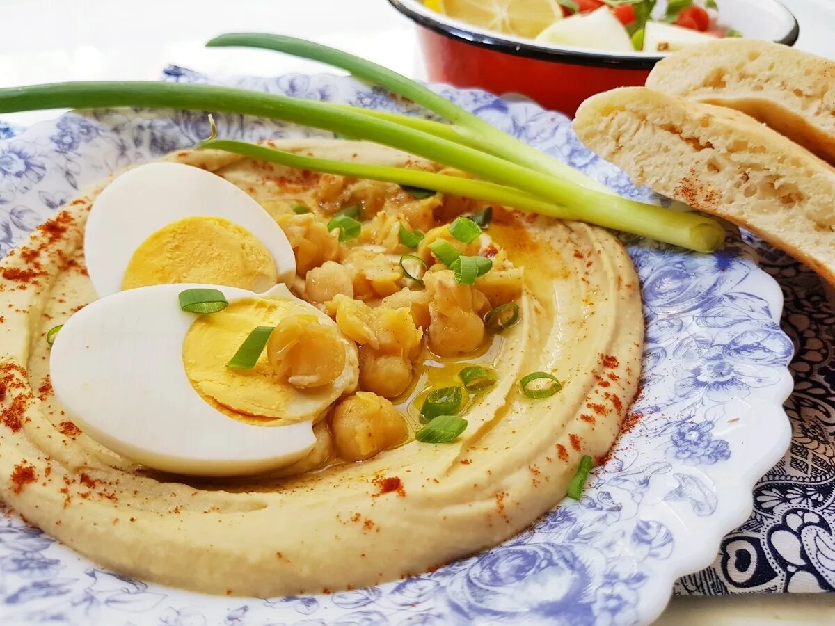Рецепт самого вкусного хумуса. Хумус израильская кухня. Турецкий хумус. Хумус с хлебом. Самый вкусный хумус.