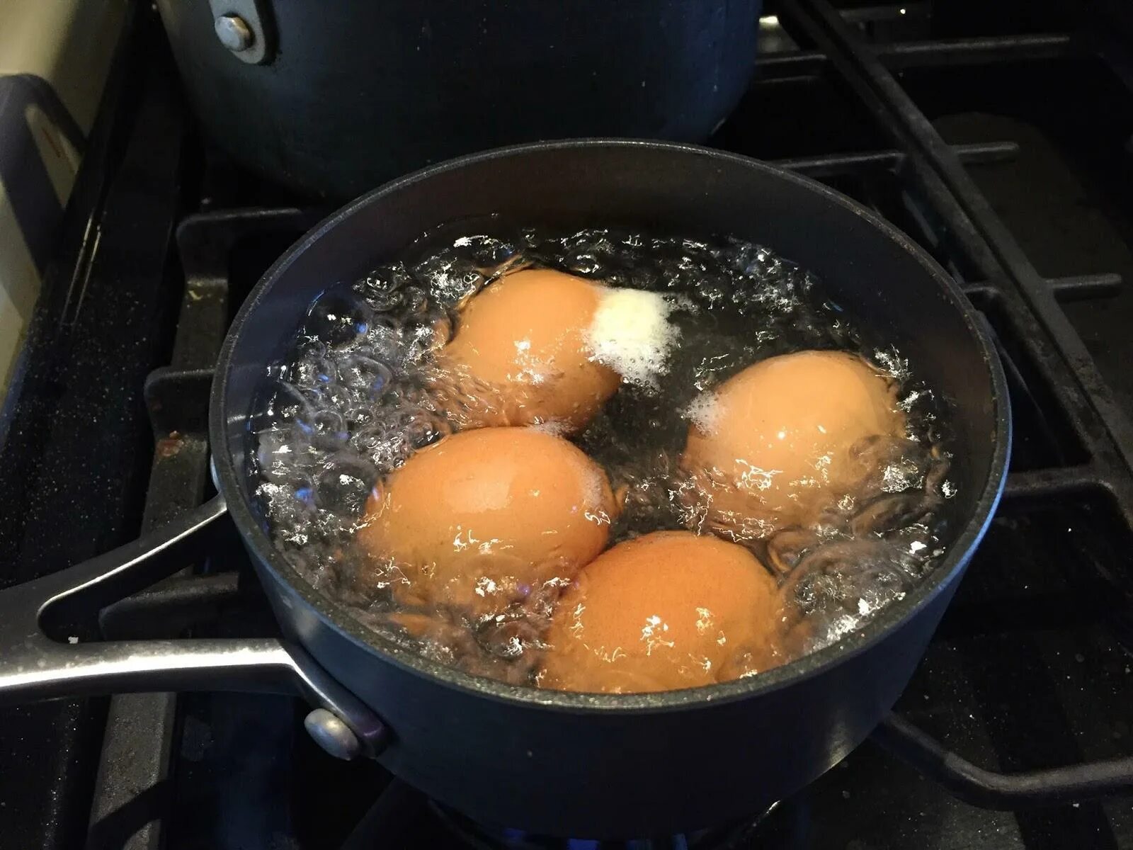Яйца кладут в кипящую воду. Яйца в кастрюле. Яйца варятся. Яйца в кипящей воде. Для варки яиц.