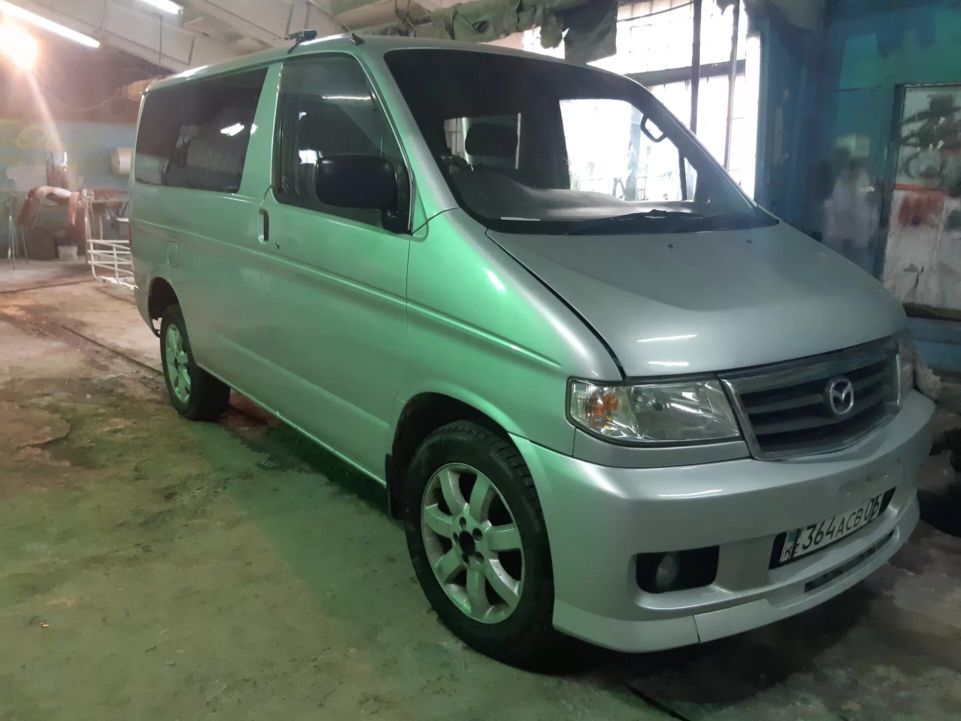 Покраска мазда бонго. Мазда бонго френди. Mazda bongo friendee camper. Лестница mazda bongo friendee. Ремонт мазда френди.