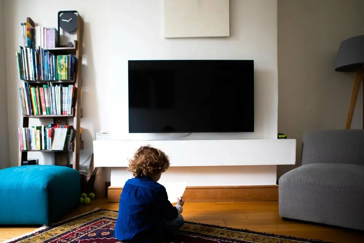 Платформа смотрим на телевизоре. Отказаться от просмотра телевизора. Watching TV Internet. Children watch a lot of Television.