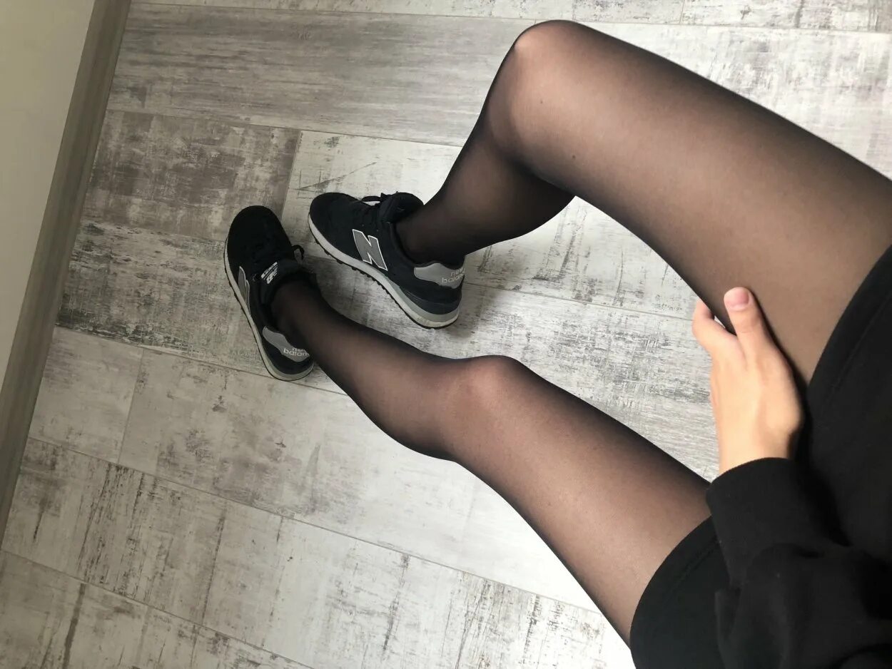 Чулки женские. Красивые ножки в колготках. Колготы чулки. Чулки женские для полных. Ноги в чулках широко.