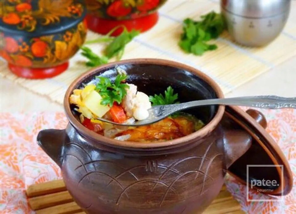 Подача блюд в горшочках. Посуда для чанахи. Горшочки с мясом и болгарским перцем. Еда в горшочках. Чанахи по гуцульски.