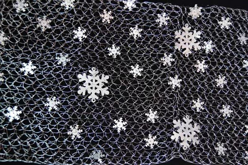 сетка снежинки. органза с напылением. ткань со снежинками. голубая сетка с снежинками. кружевное полотно на сетке.