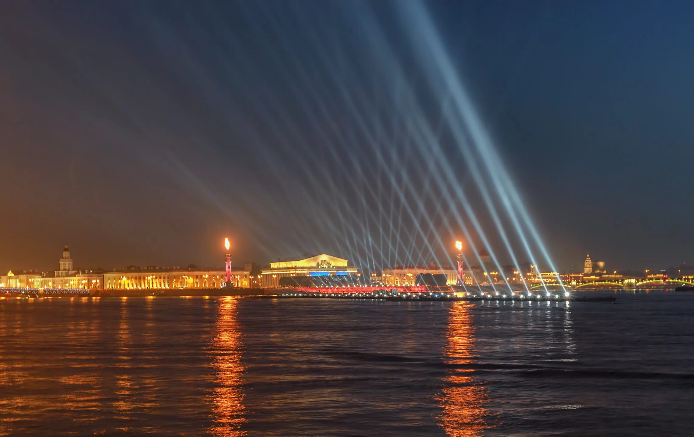 Белые ночи в питере 2024. Белые ночи романтика. Белые ночи в санкт-петербурге фото. Английская набережная в санкт-петербурге. Фото питер новое расфокус.
