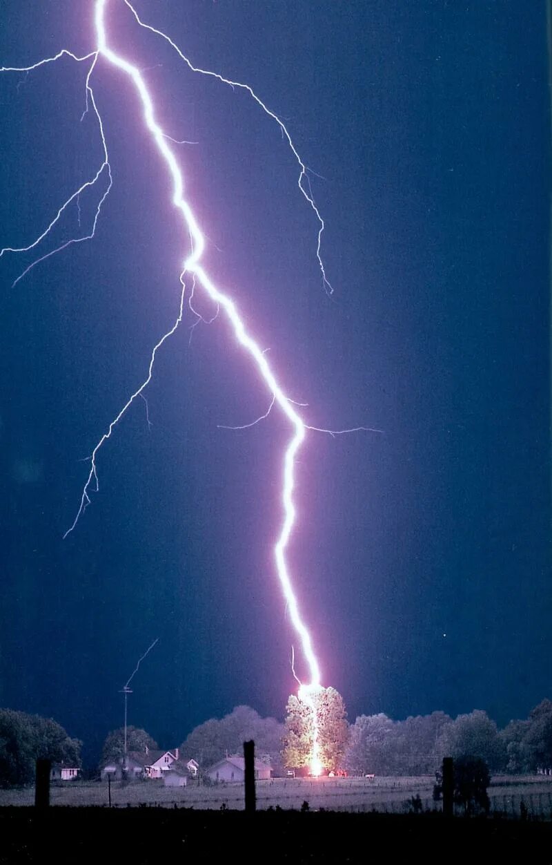 Книга про тачки молния маквин. Природа с грозой. Молния зимой. Гроза зимой. Молния маквин книжка.