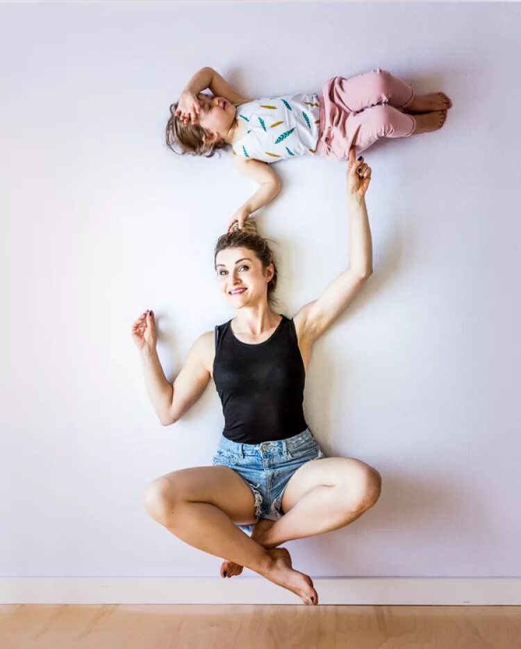 вверх ногами. девушка вверх ногами. вверх ногами. девушка вниз головой. девочки подружки на детской площадке.