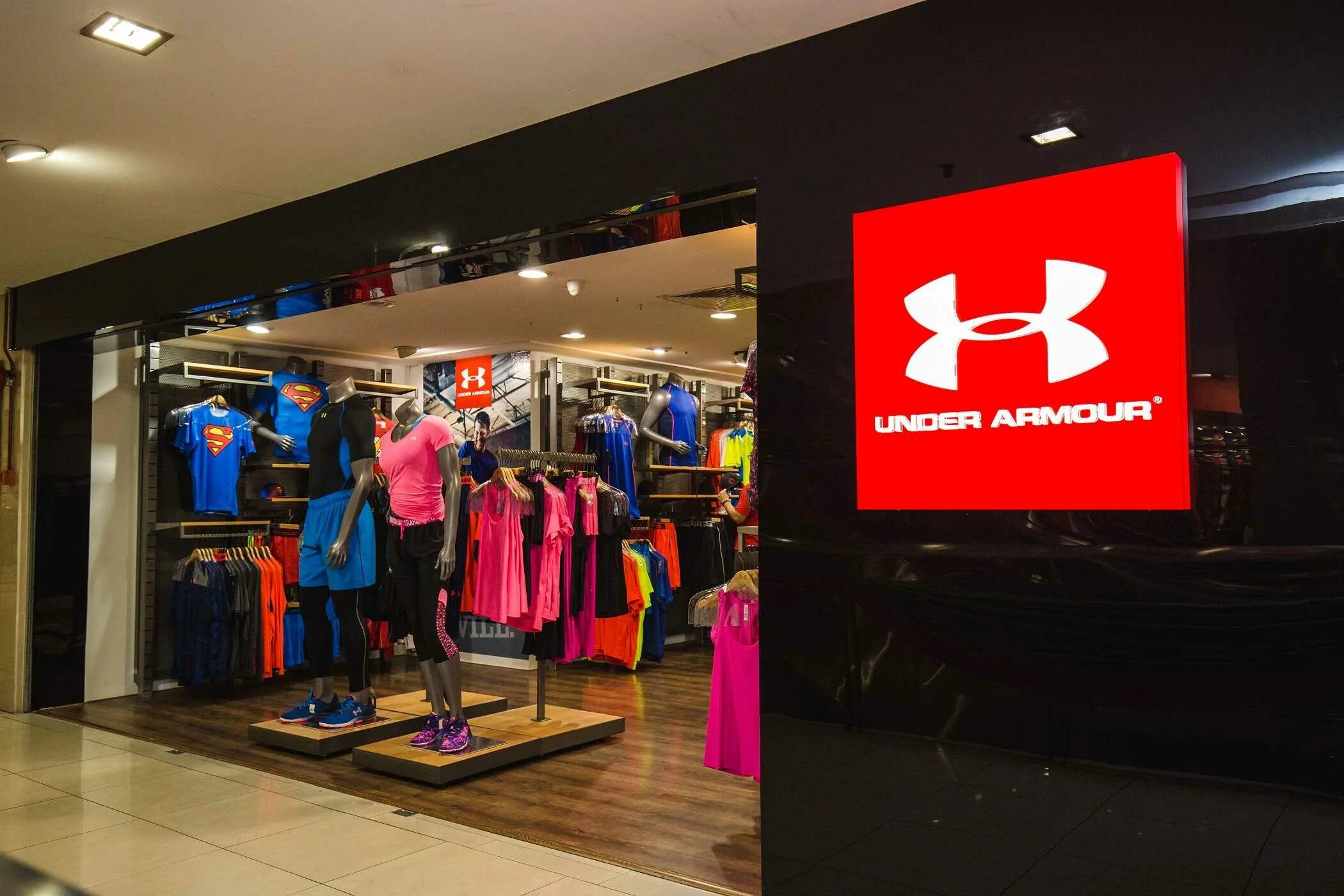 Бренд спортивной одежды under Armour. Американский бренд одежды Ундер. Under Armour в ТЦ XL. Магазин спортивной одежды. Открываем спортивный магазин