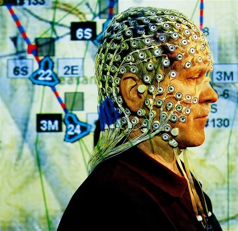 Телепатическая связь. Мозг в шлеме. Шлем для считывания мозга. Телепатический шлем. Телепатия - чтение мыслей.