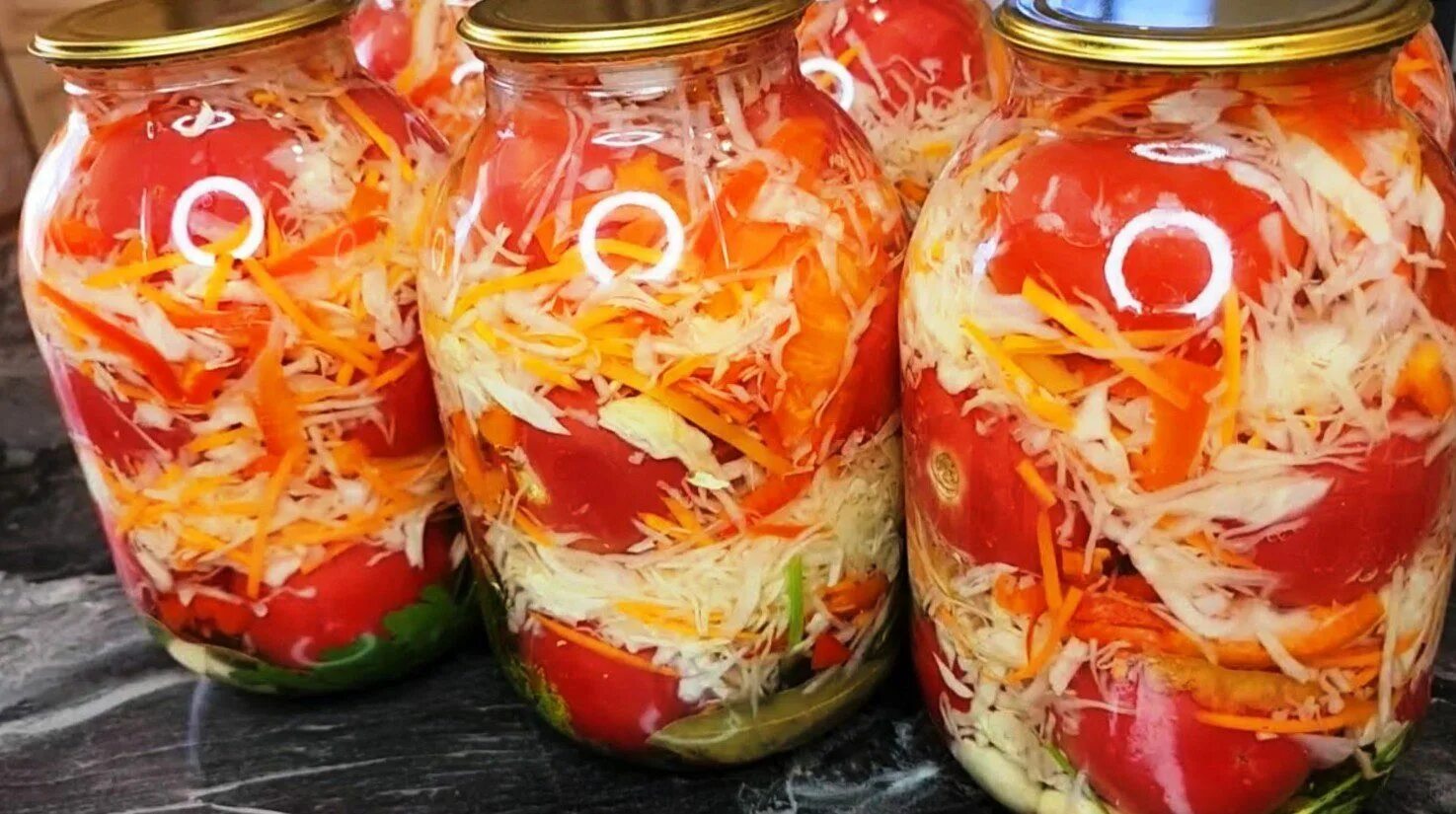 зимние заготовки из овощей. консервация пикули ассорти овощное. овощи в банки на зиму. овощной салат на зиму. пикули ассорти маринованных овощей.