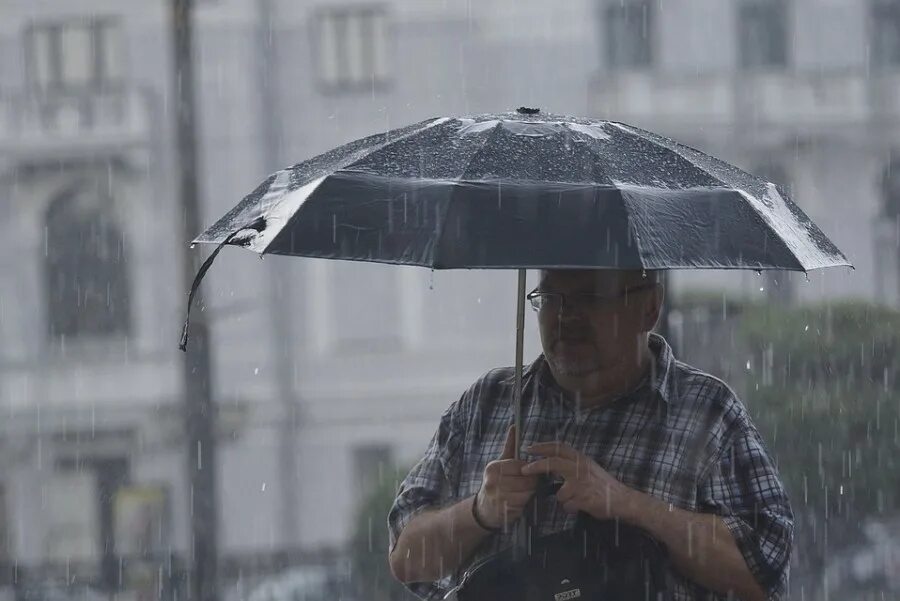 где дождь ветер. плохая погода. где дождь ветер. сильный ветер и дождь. экскурсия под дождем.