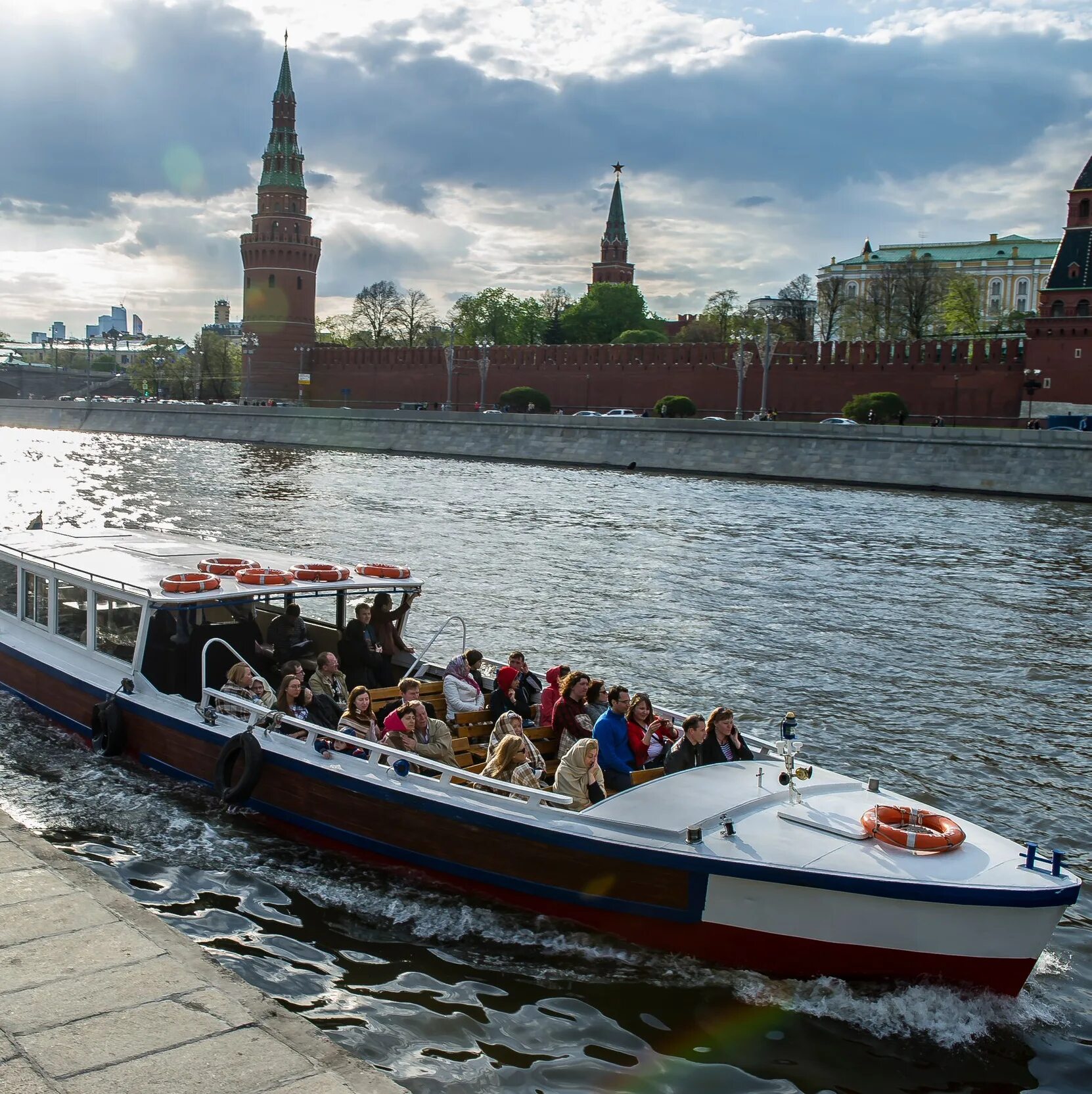 Москва река прогулка на теплоходе. Речные прогулки по Москва-реке на теплоходе. Теплоход Москва река. Речная прогулка Москва река. Прогулка на речном трамвайчике цены