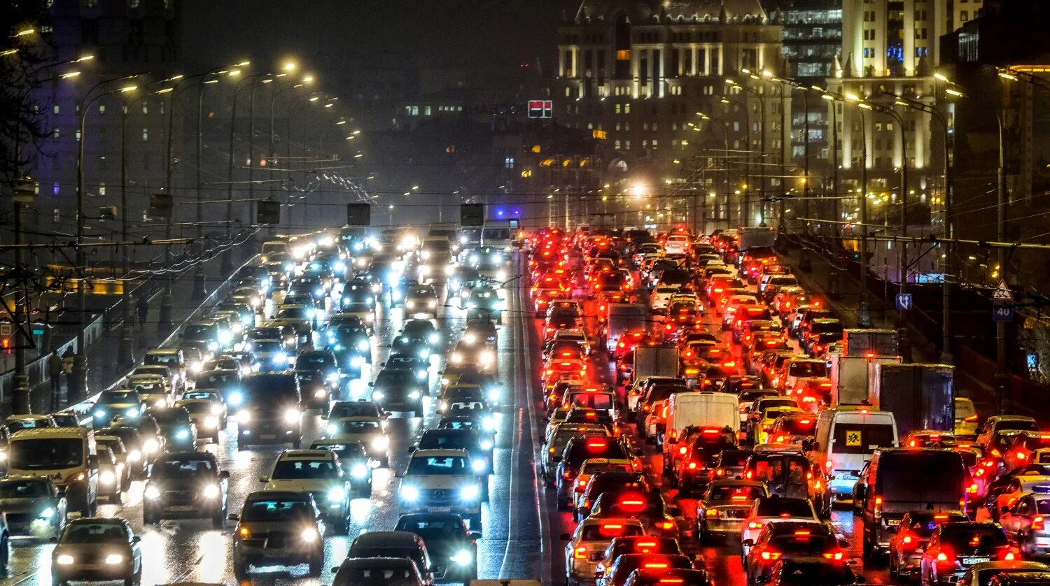 Трафиком называется. Ночные пробки в Москве. Пробки в Москве ночью. Московские пробки. Ночной город пробка.
