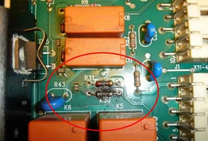 Сгорело сопротивление. Резисторы на плате стиральной машины Indesit. Выгорел резистор стиральная машина LG. Резистор на стиральную машину LG. Стиральная машина LG силовой модуль резистор.