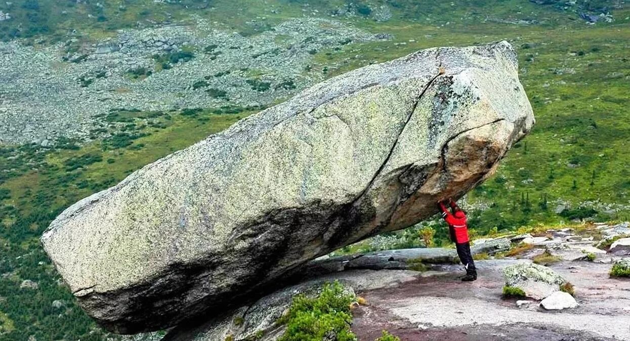 Ни камень. Огромный камень. Тяжелый камень. Падающие камни. Огромный камень на дороге.