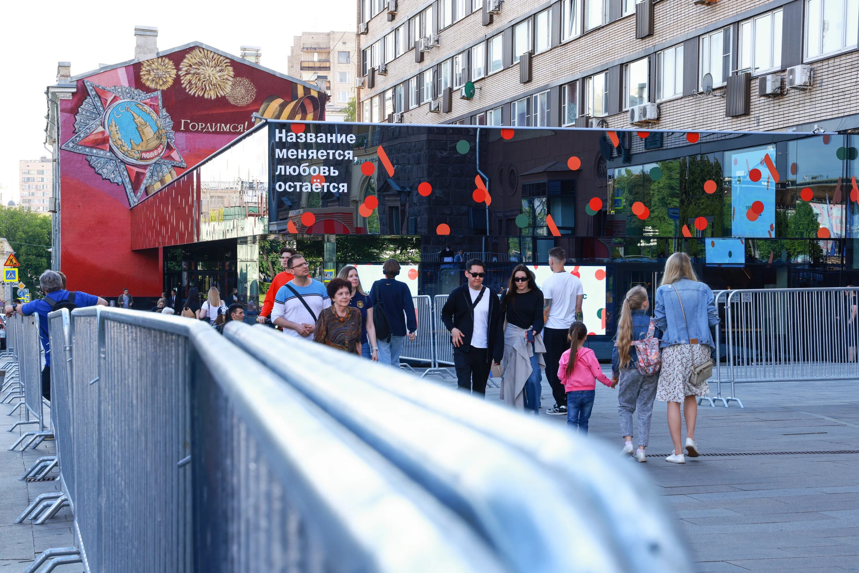 Мак открыт. Пушкинская площадь макдональдс 12 июня 2022. Макдональдс в 1990 году в москве. Очередь в макдональдс на пушкинской 2022. Очередь в макдональдс на пушкинской 2022.