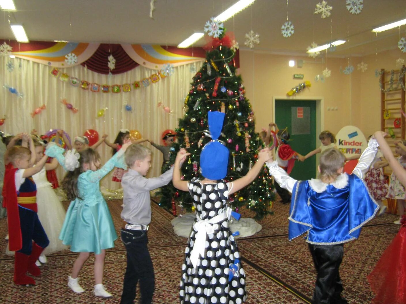 Костюм для утренника сентябринка. Сценарии праздников подготовительная группа. Девочка подготовительная группа. Куст детский утренник. Что такое праздник новый год в подготовительной группе.