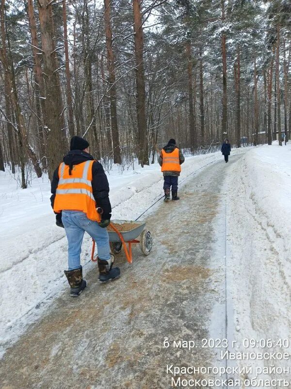 Служба жкх. Уборочник мусора листвы. Уборка снега с утра. Мбу красногорск. Мбу красногорск.