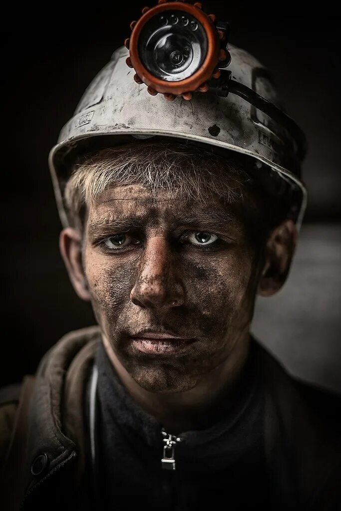 Шахтер в шахте. Кузбасс заречная шахта. Шахтер прям. Шахтер прям. Шахтер прям.