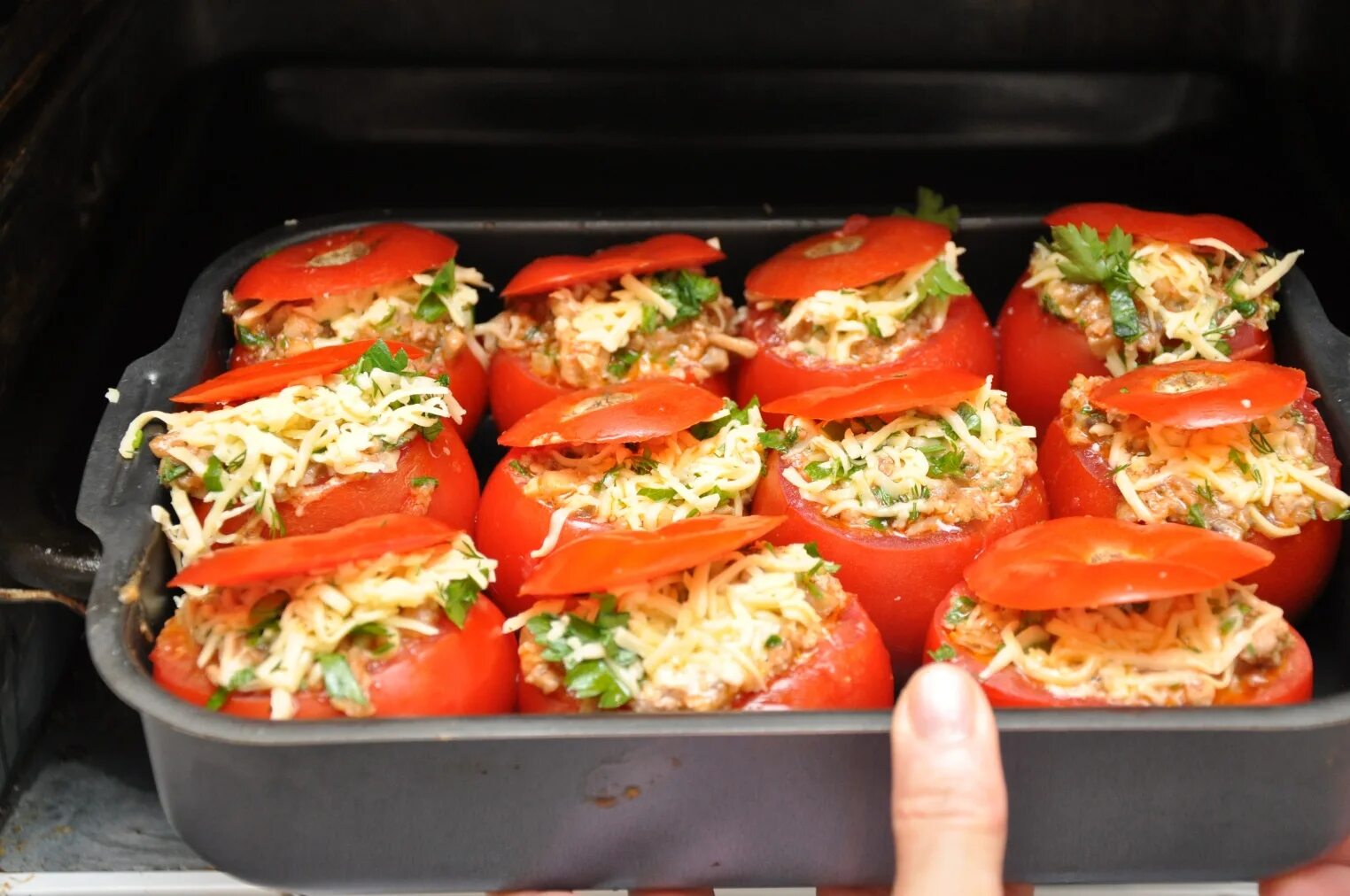 помидоры фаршированные сливовидные. блюда из курицы. салат куриная грудка. курица со шпинатом и помидорами. ужин с помидорами.