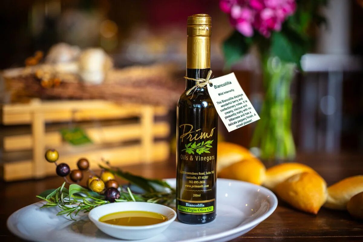 Добавить оливкового масла. Olive oil масло оливковое. олив ойл масло оливковое. реклама оливкового масла. оливковое масло в ресторане.