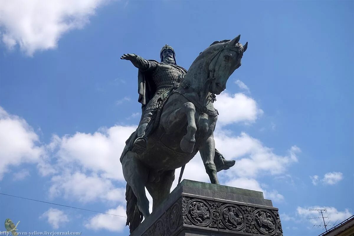 Как выглядит памятник юрию долгорукому. Памятник юрию долгорукому в москве. памятник дмитрию долгорукому медный всадник. орлов памятник юрию долгорукому 1997.