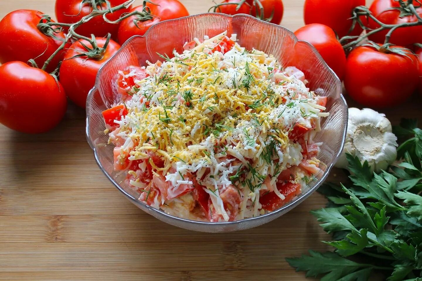 Салат помидор сыр курица копченая мак. Салат с помидорами и сыром. салат из помидоров и сыра. салат с помидорами и чесноком. салат помидоры сыр чеснок.