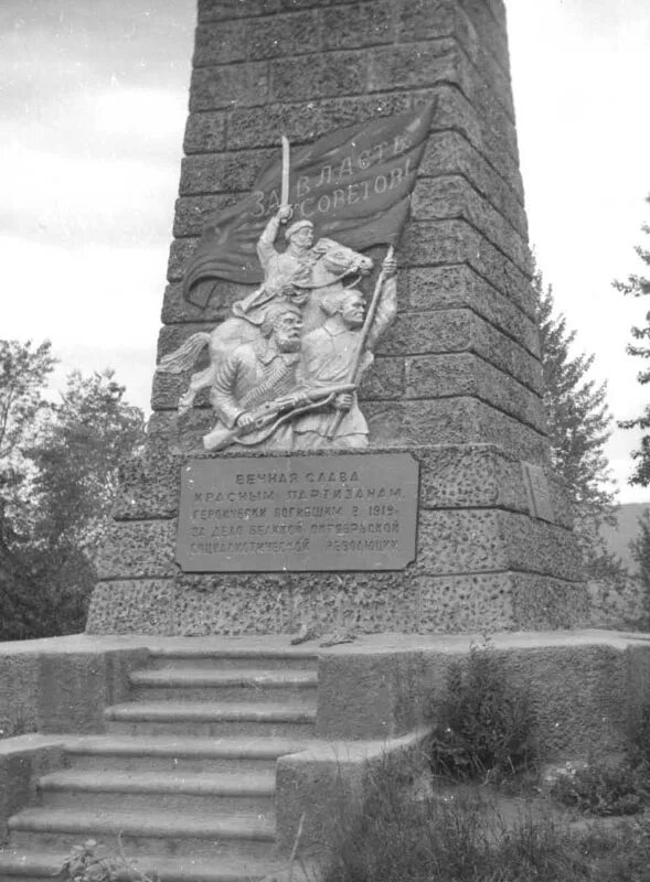 памятники красным партизанам тыва. памятники красным партизанам тыва. памятник красным партизанам в кызыле. памятник в туве центр азии. памятник с красной звездой.