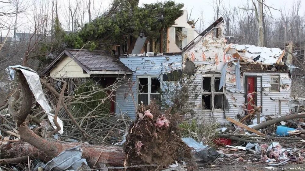 Последствия смерча в России. Ураган разрушил дом. Разрушенные дома после смерча. Разрушение жилища от смерча.