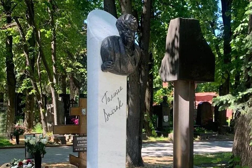 Памятник волчек фото галине на новодевичьем Кадры безобразного памятника Галине Волчек на Новодевичьем: "Мужик в пиджаке"