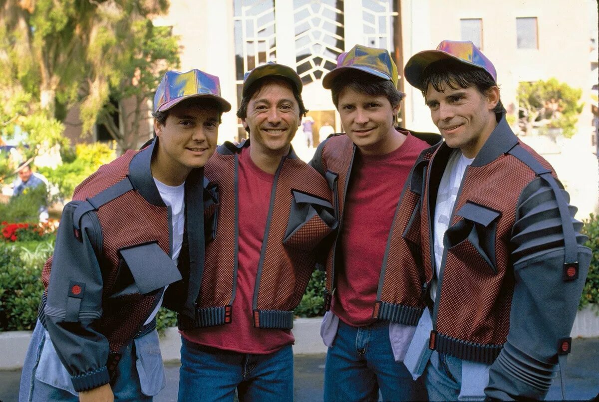 Фото назад. Майкл Джей Фокс назад в будущее 2. Майкл Джей Фокс 1989. Майкл Джей Фокс в фильме назад в будущее. Майкл Джей Фокс с дублерами.