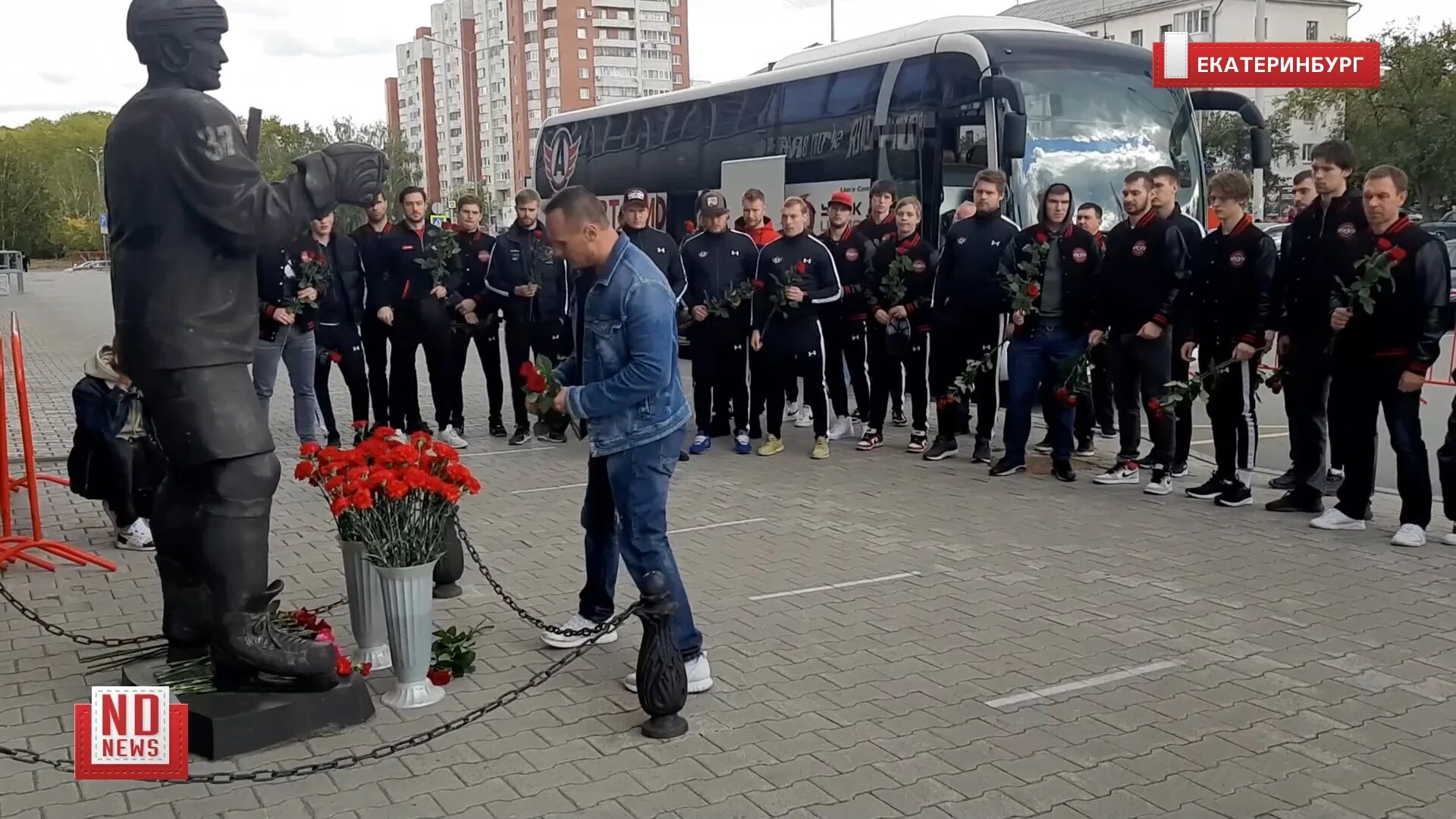 Памятник погибшей команде Локомотив. Памятник хоккеистам погибшим в авиакатастрофе. Похороны Локомотива Ярославль.