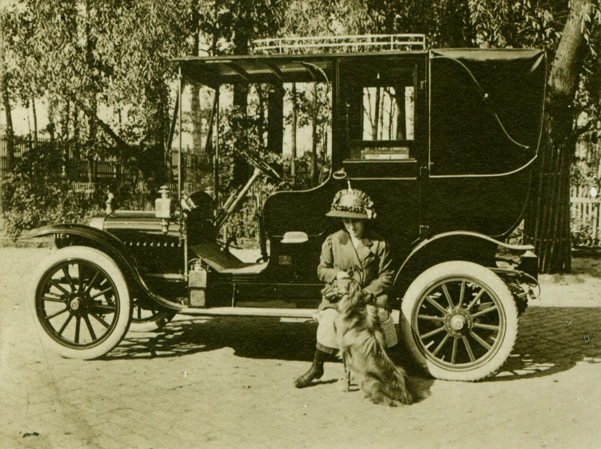 Первый автомобиль в москве. Руссо-Балт 1909. Автомобиль Руссо-Балт 1911 г. Машина Руссо Балт 1912 года. Бронеавтомобиль Руссо-Балт 1914.