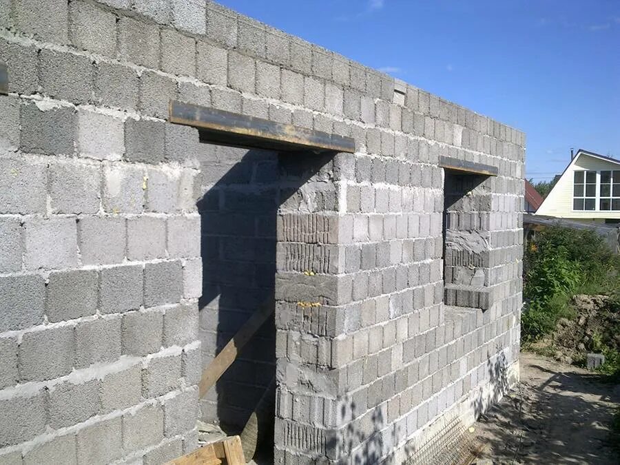 Стены из легкобетонных камней. Кладка керамзитными блоками. Перегородки из керамзитобетонных блоков. Керамзитный блок кладка. Кладочная сетка для керамзитобетонных блоков.