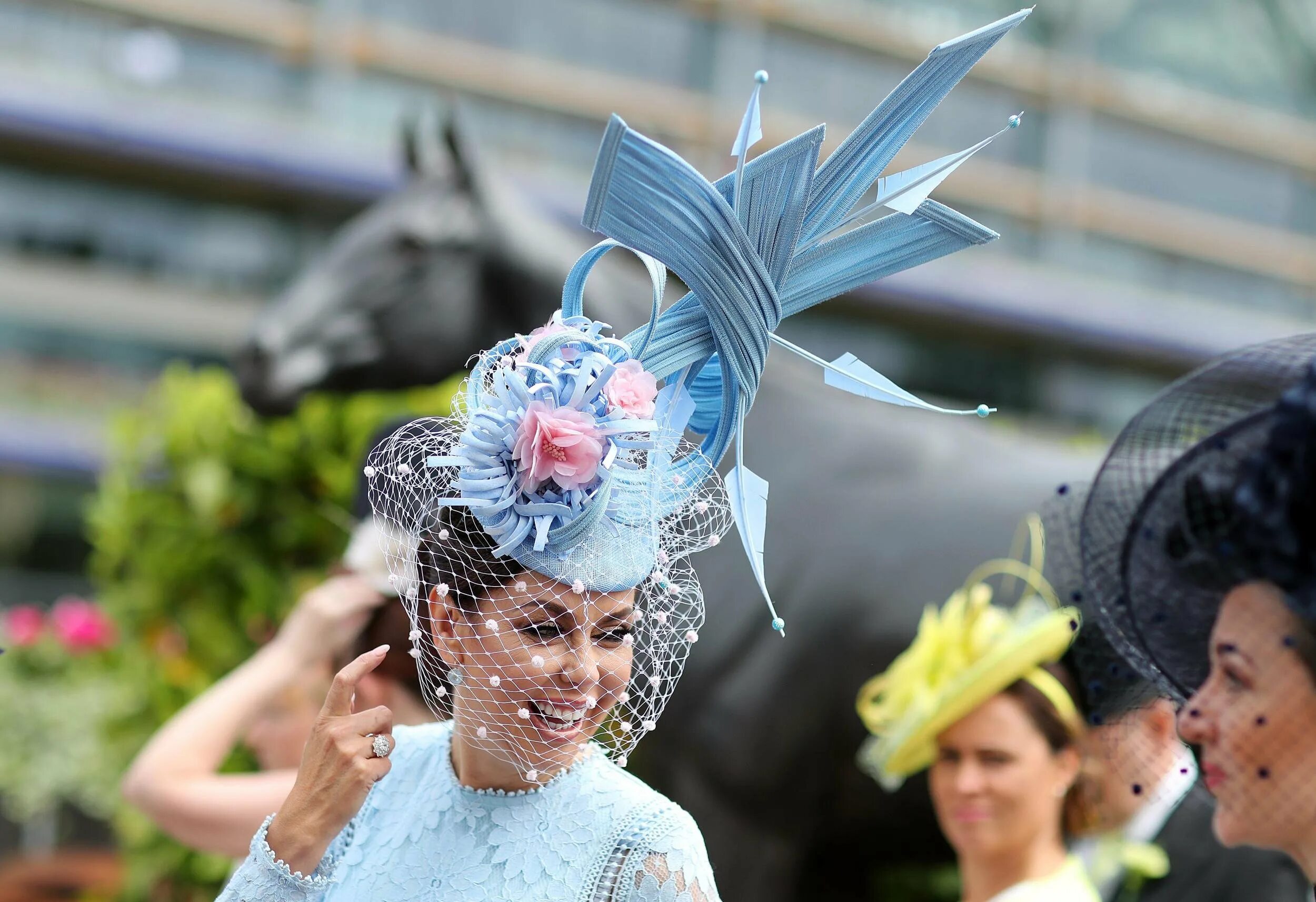 Конкурс смешных шляп. Royal ascot. royal ascot шляпки. шляпы на скачках royal ascot. скачки роял аскот шляпки леди.