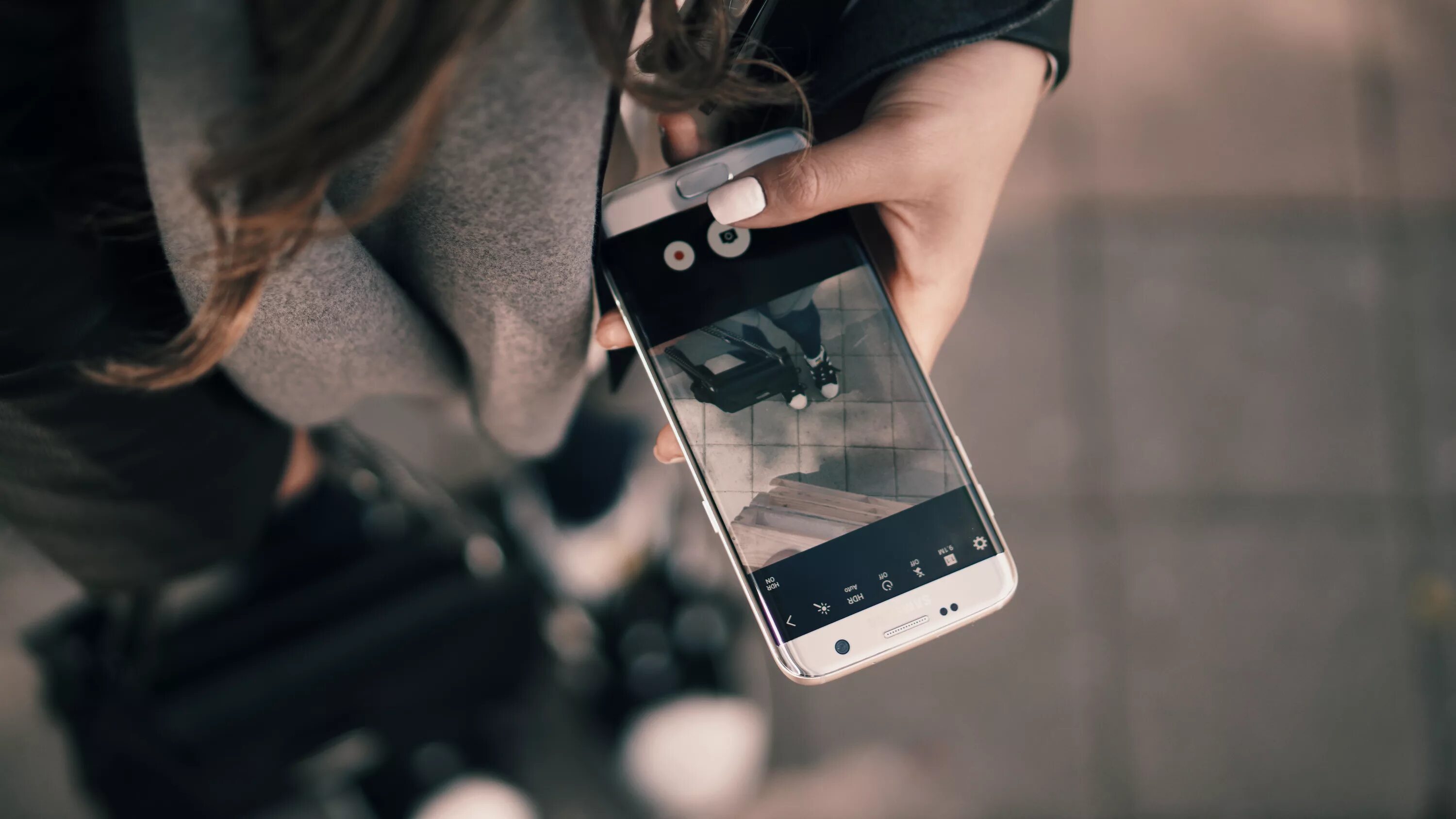 Фотосессия с телефоном. Женский смартфон. Красивые девушки на телефон. Телефон новинки для девушки. Фотосессия с телефоном старым.