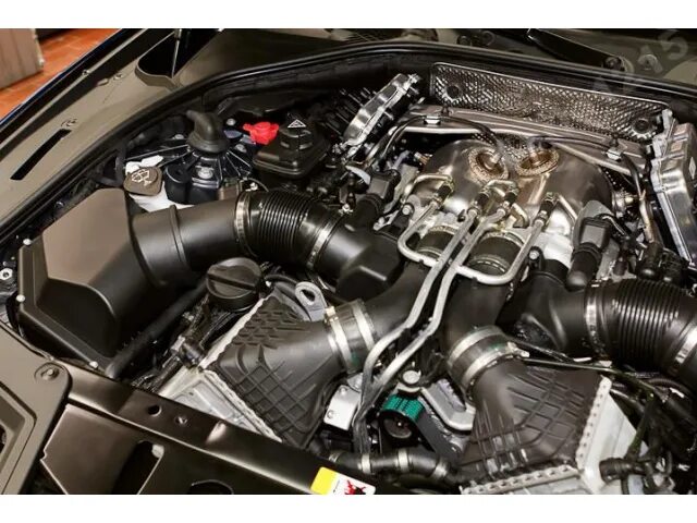 BMW m5 f10 мотор. BMW m5 f10 engine. Мотор s63 BMW. Двигатель БМВ 4.4 s63.