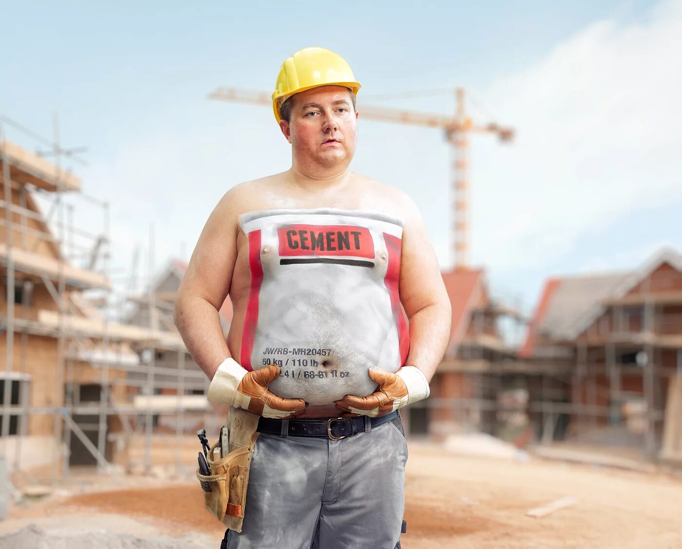 Бригада разнорабочих. Рабочий картина. Хозяйственный рабочий. Креативная реклама стройматериалов. Девушка на стройке.