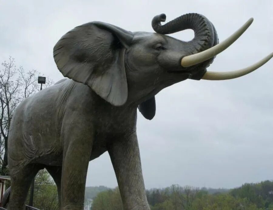 Где стоят слоны. Найроби статуя слона. Измайловский парк статуя слона. Памятник слону джамбо. Памятник слону Шамбери.
