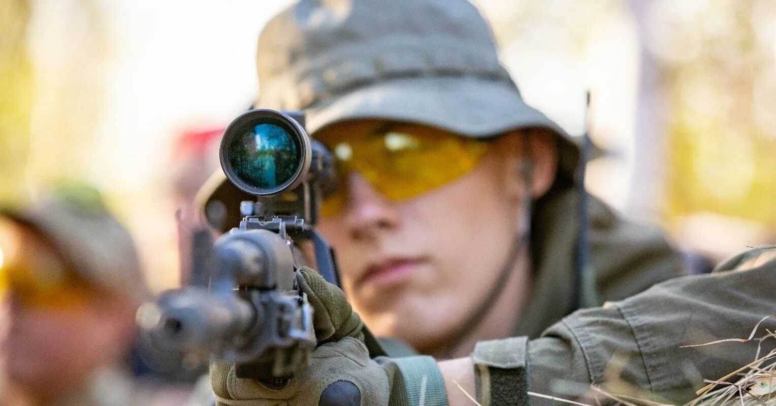 Прицел снайпера свд. Снайпер целится в прицел винтовки. Цели снайпера. Снайперская винтовка с оптическим прицелом. Снайпер целится в тебя.