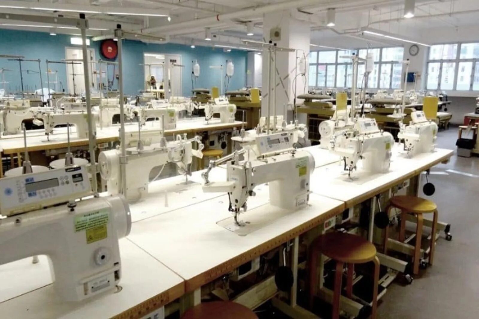 Швейное производство цех. Швейный цех. Швейный цех швейного производства. Современный Швейный цех. Оборудование для швейного цеха.