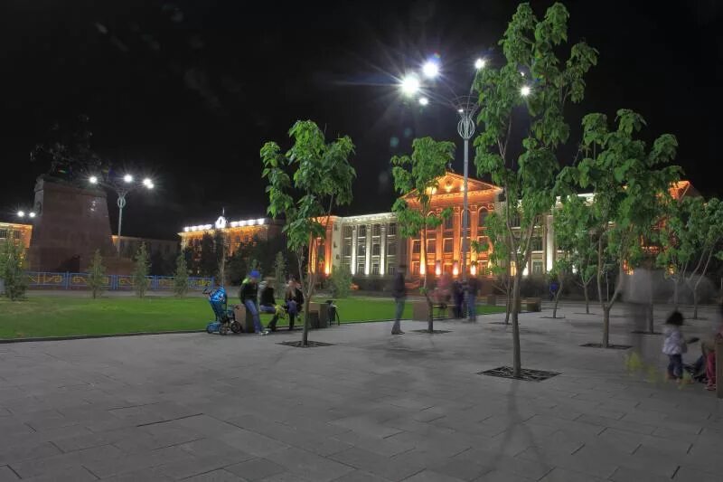 Площадь Джамбула Тараз. Набережная города Тараз. Женис парк в Таразе. Тараз розы площадь Джамбула.