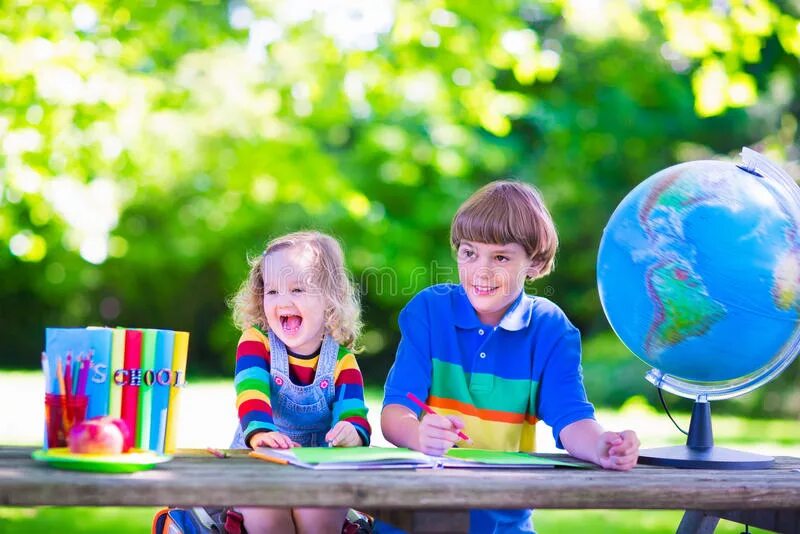 Child yard. Современное образование фото для презентации. Clever pupil.