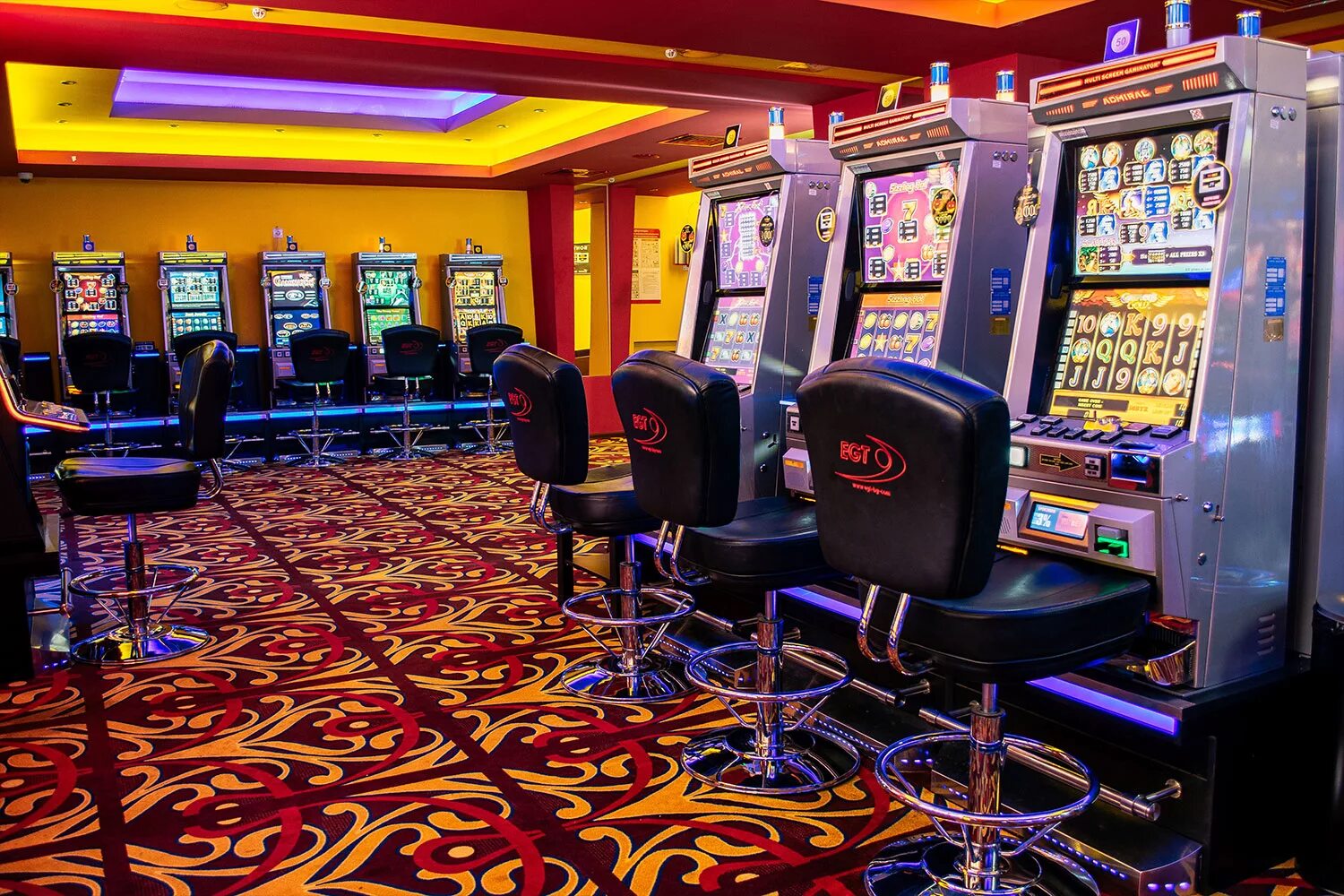 Игровые автоматы с лучшей отдачей отзывы. Автомат казино. Игровые аппараты. Современные игровые автоматы. Игровой зал.