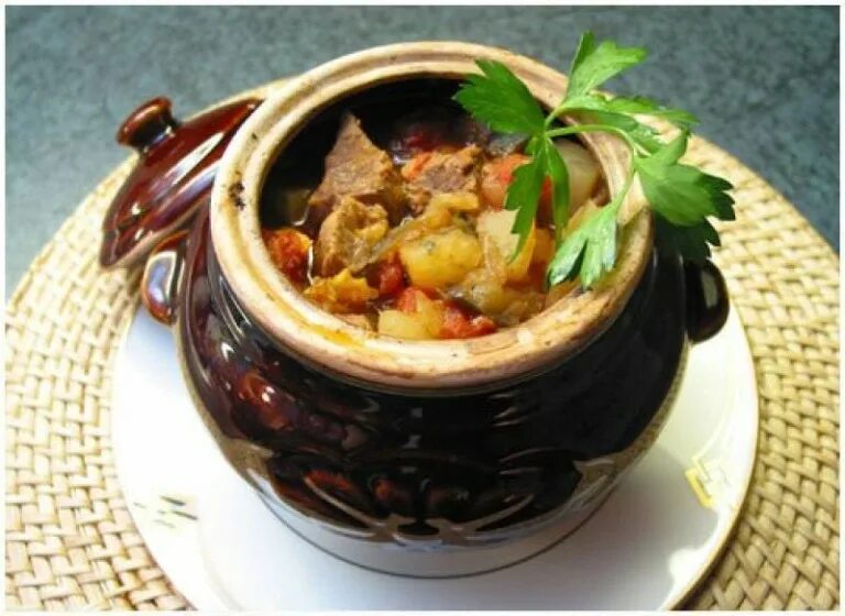 Чанахи в горшочках в духовке. Мясо с сыром в горшочках. Суп из конины. Мясо в горшочках. Печень с картошкой в горшочках.