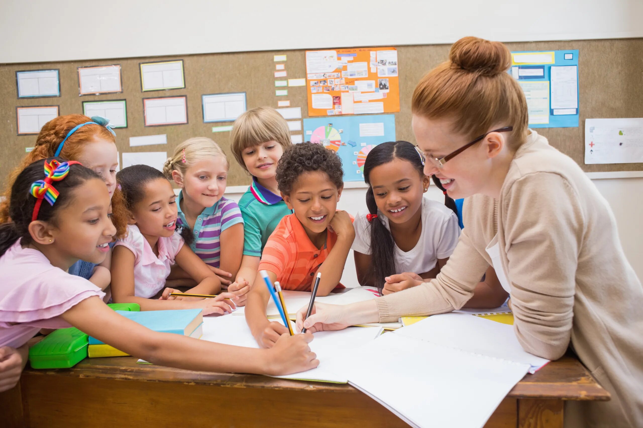 The teacher made the pupils. Учитель и ученик. Учитель и дети. Педагог и ученик. Дети в школе с учителем.