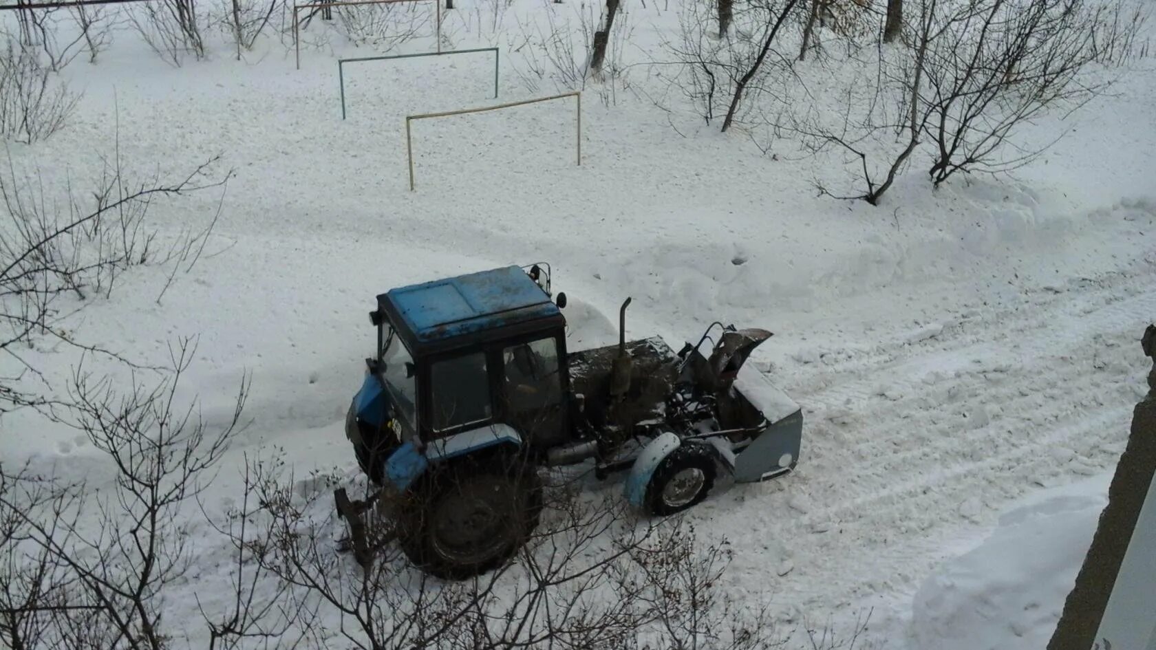 Игра трактора чистят снег. МТЗ 82 убирает снег. Трактор зима 70гкб. Трактор МТЗ убирает снег. Очистка снега трактором.