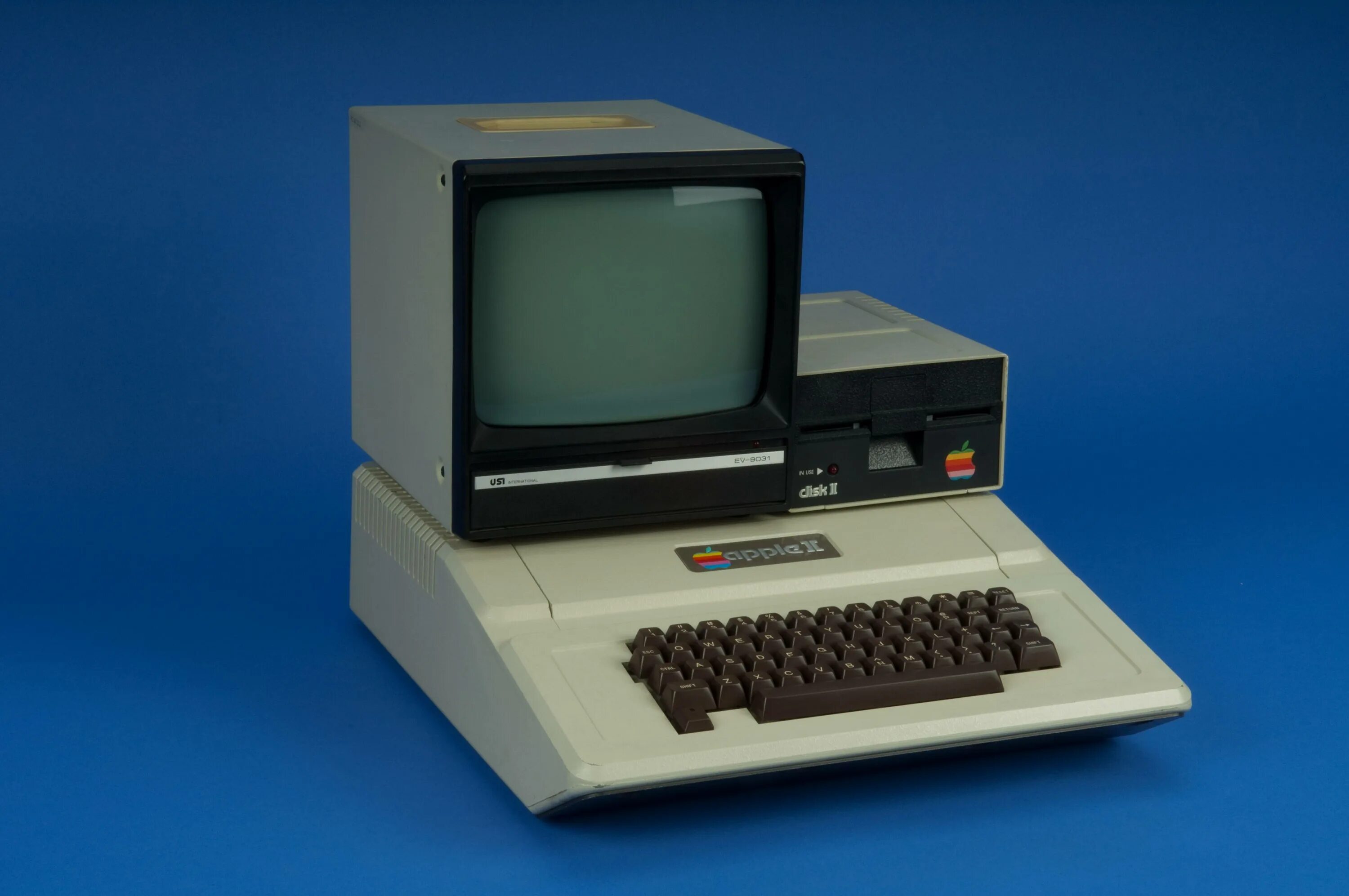 Какой компанией был разработан первый персональный компьютер. Apple ii 1977. первый компьютер эппл 2. apple 2 компьютер 1977. 1977 компьютер эппл.