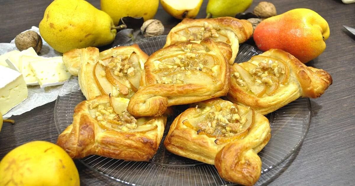 Пирог горгонзола с грушей. Слойка с грушей и сыром. Пирог с грушей и сыром. Слоеное тесто груша и сыр рецепт. Пирог с грушей и сыром из слоеного теста.