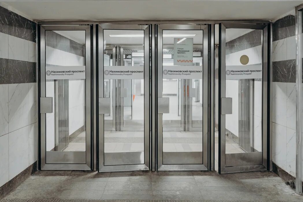 Стеклянные двери в метро. Двери станции метро. Горизонтальный лифт в метро петербурга. Двери станции метро. Двери станции метро.